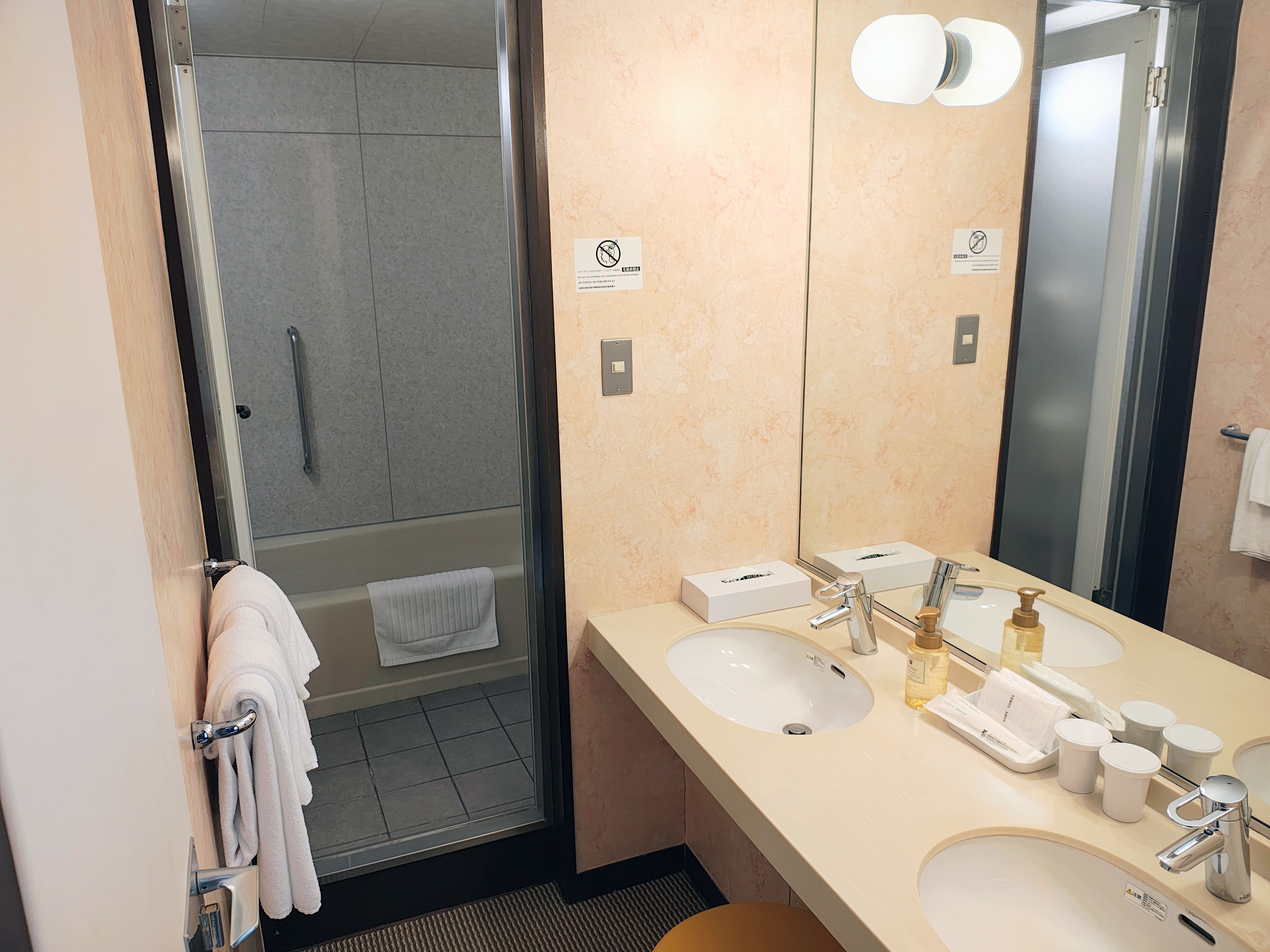 デラックスツイン洗面台＆バスルーム