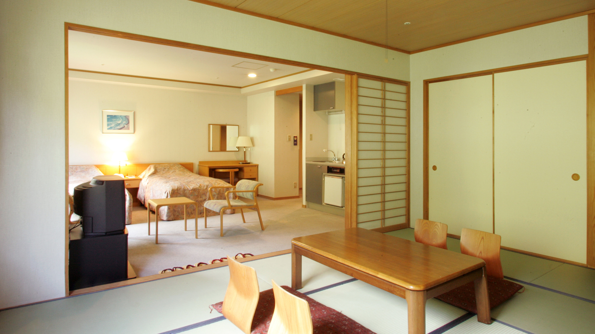 【デラックス和洋室】当ホテルでも人気のお部屋で、和室と洋間が一つになったお部屋です