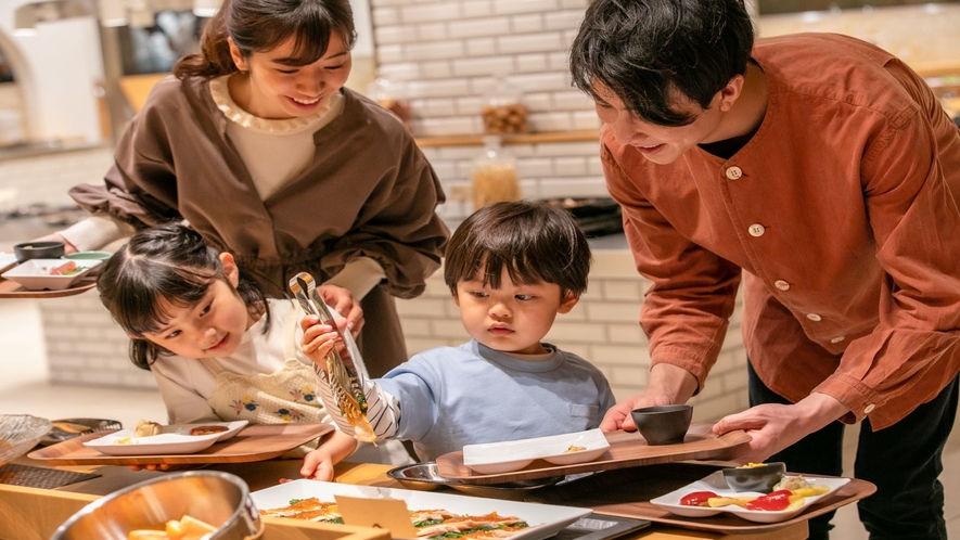 小さなお子さまも取りやすい高さの料理テーブルをご用意♪