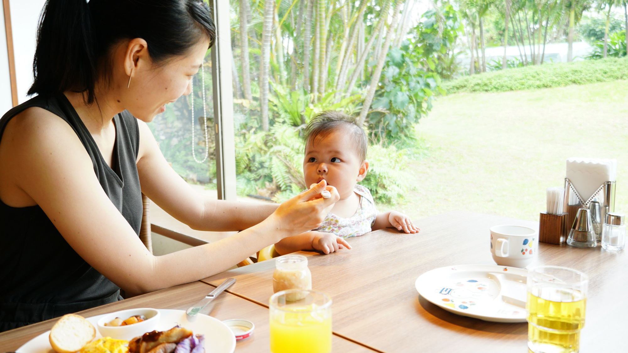 【キッズ・ベビーグッズ】各レストランにてお子様用の食器・チャイルドチェア等ご用意しております。