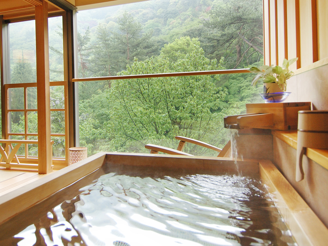 【川床露天風呂付客室－和洋室－】美人の湯と名高い天然温泉源泉かけ流ししております。