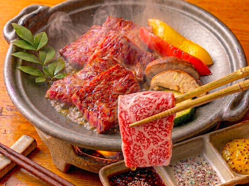 【伊予牛カルビと夏野菜の陶板焼付×ビュッフェ】上品な旨味の伊予牛に舌鼓♪彩り豊かな夏野菜でグルメ堪能