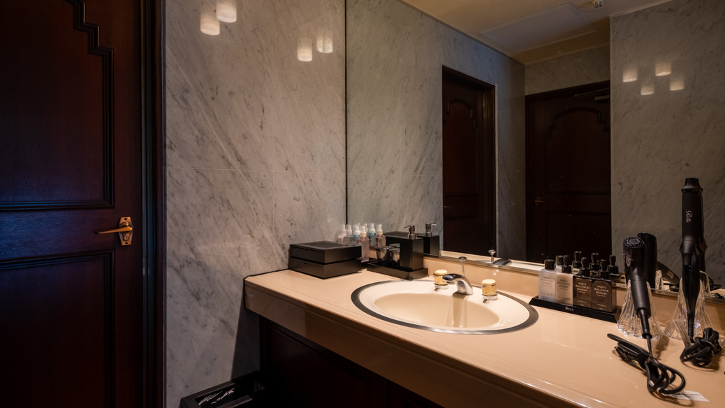 【川床露天風呂付客室－洗面所－】洗練と安らぎを追求した、上質な滞在空間へ新たな装いでお迎えいたします