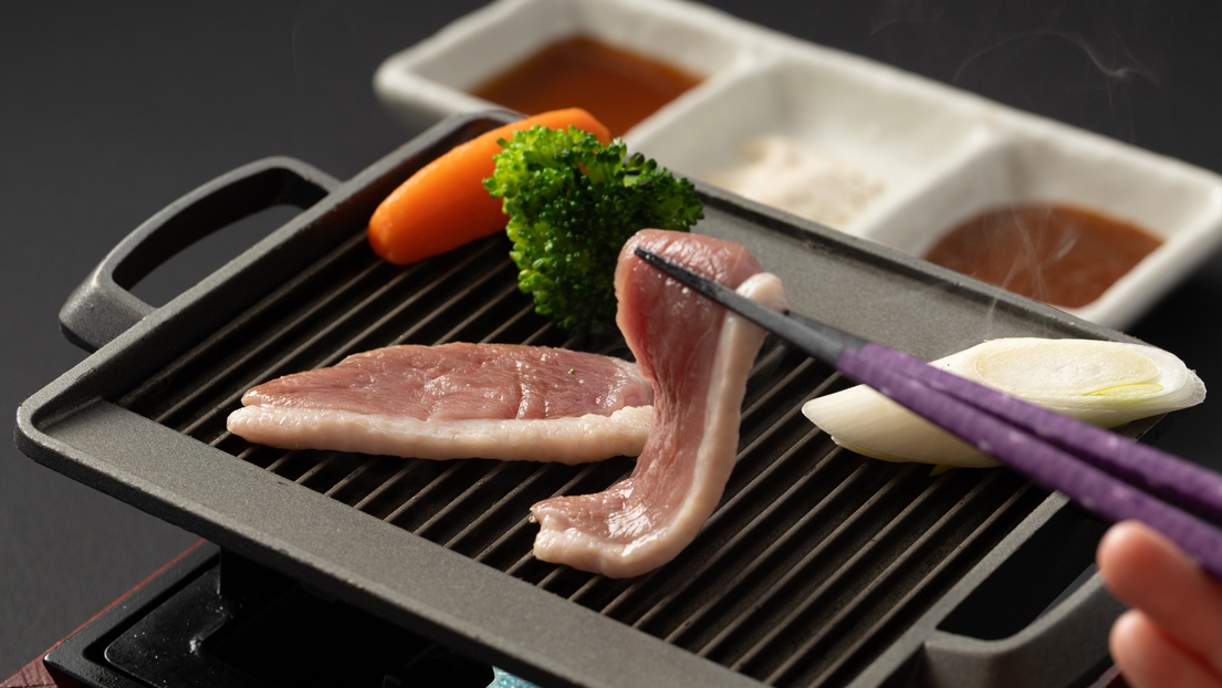 ＜期間限定＞【ビュッフェプラン×鴨肉の陶板焼き付】歯ごたえ抜群！ジュワっと脂の甘みが広がる鴨肉を堪能