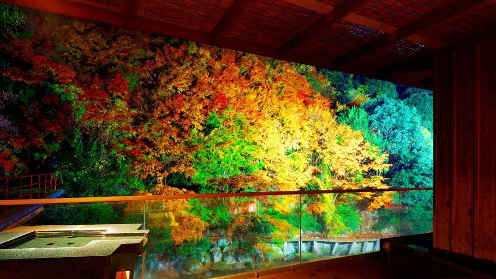 【秋】紅葉のライトアップを背景に足湯タイムをご堪能頂けます。