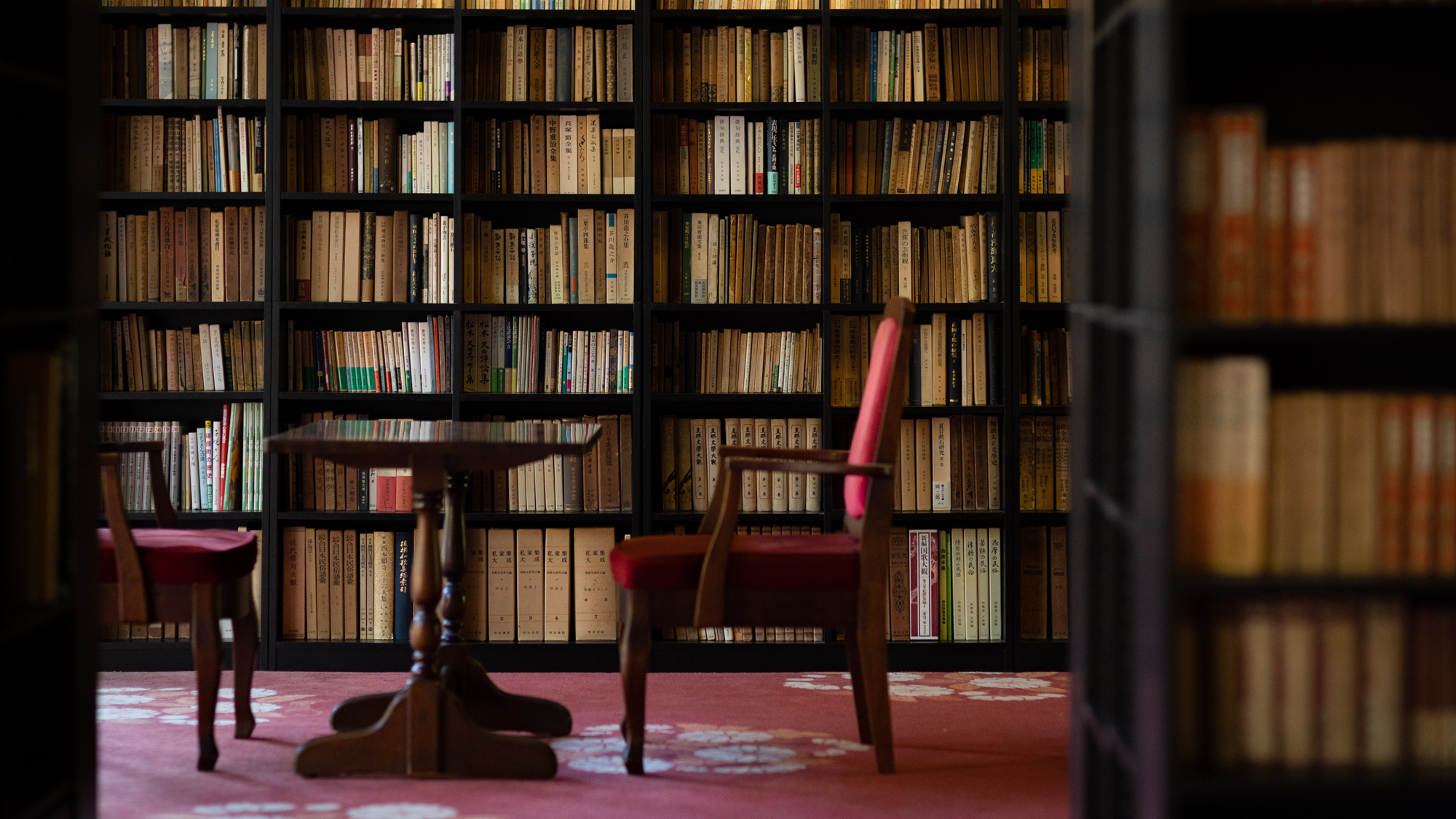 【湯の山図書館】落ち着きのある昭和モダンの空間で読書はいかが？