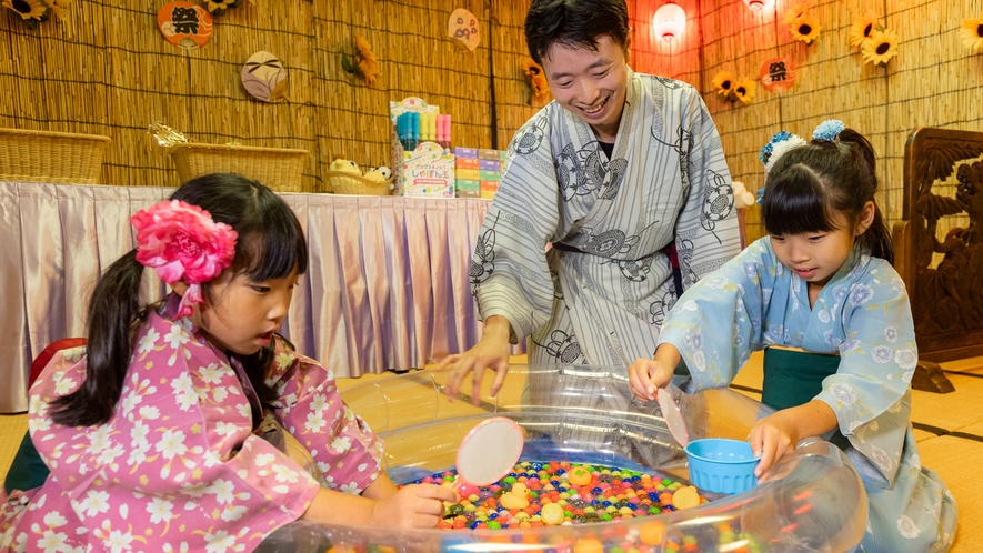 【夏限定:縁日】家族仲良くスーパーボール救いに夢中♪