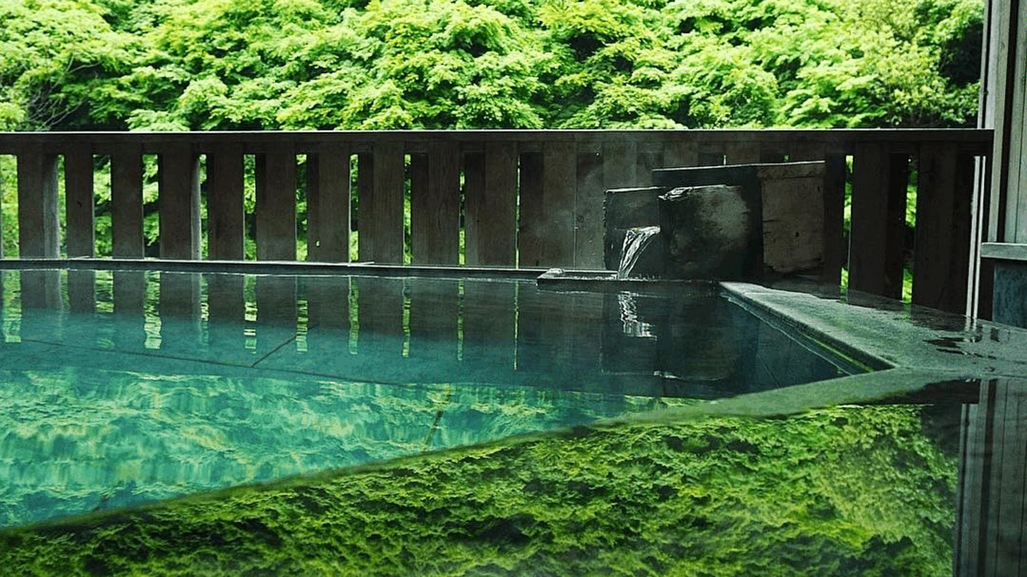 【夏】美しい自然のパノラマビューを楽しみながら貸切露天風呂(有料)でご入浴頂けます。