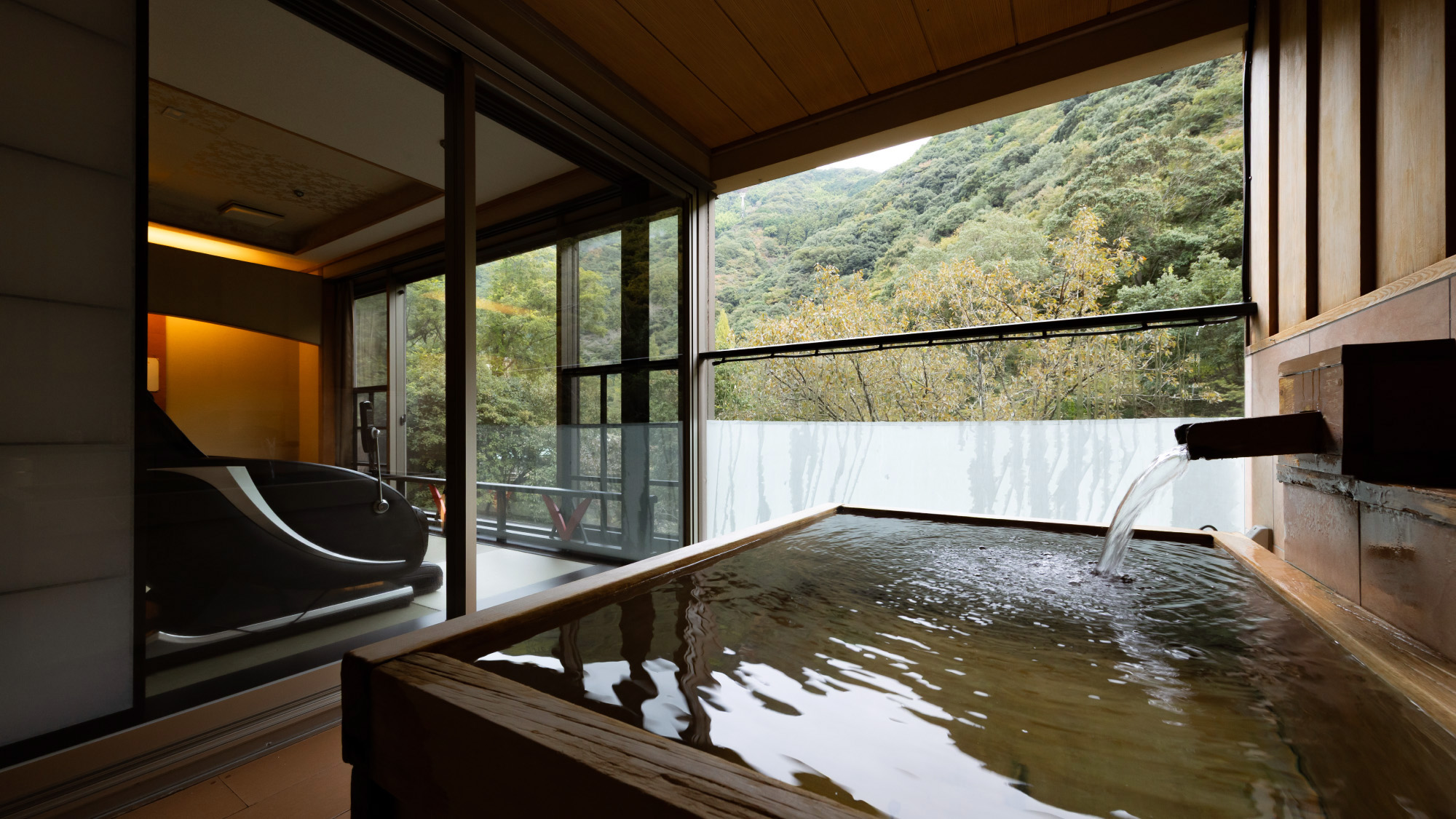 【川床露天風呂付客室-和洋室】豊富な湯量、効能豊かな泉質を誇る奥道後温泉で心身癒して下さい