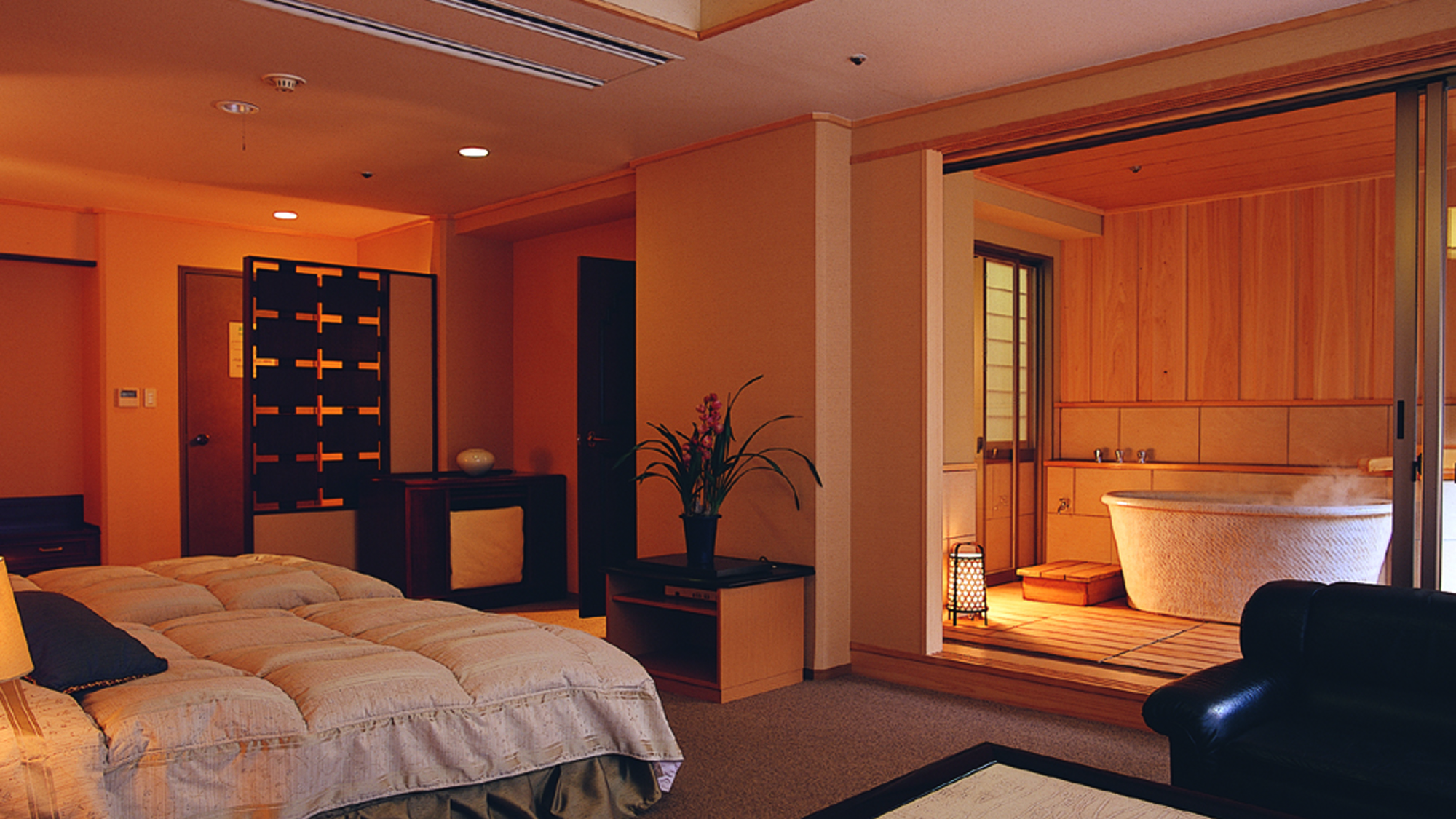 【展望露天風呂付客室-洋室-】ライトアップした展望露天風呂付客室で大人な空間を。