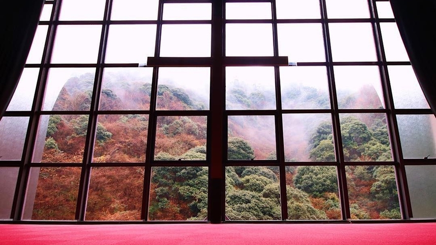 【冬】秋から冬に移り変わる紅葉の景色も期間限定でご覧頂けます。