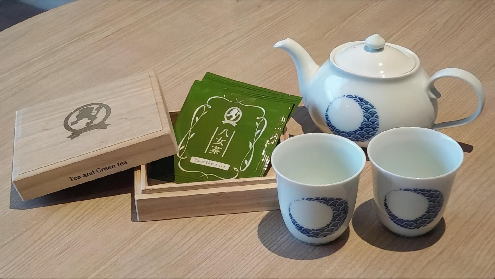 福岡の八女茶を伊万里焼のティーセットでお召し上がりください