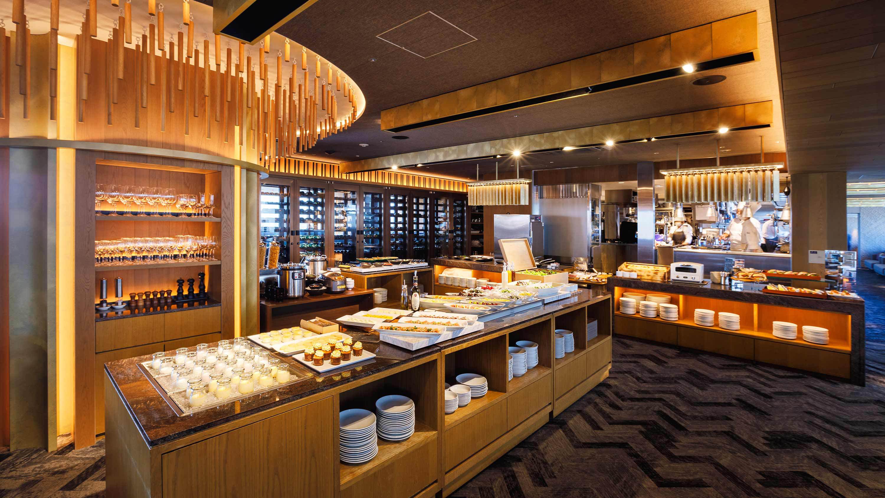 【朝食ビュッフェ】開放的なレストランで朝の特別な時間をお過ごしください。