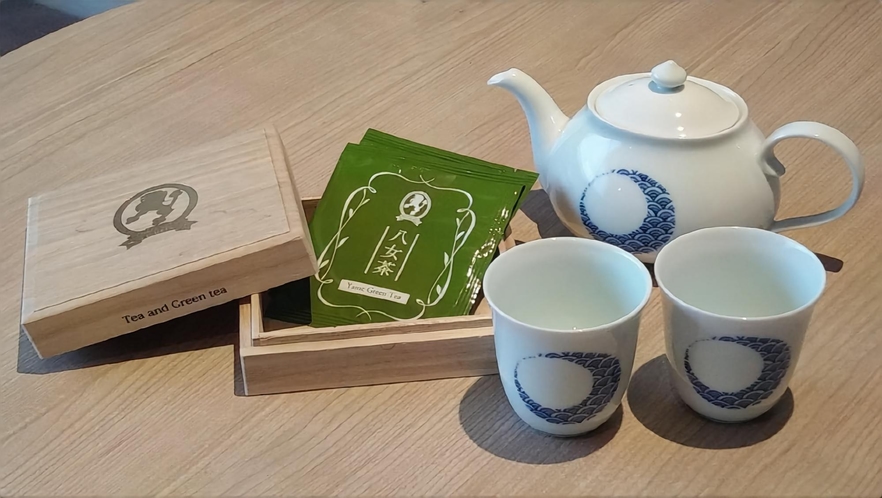 福岡の八女茶を伊万里焼のティーセットでお召し上がりください