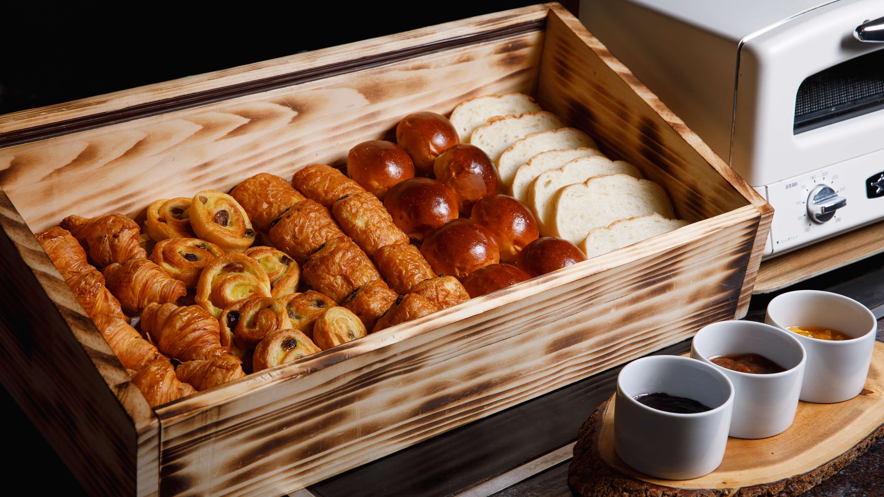 【朝食ビュッフェ】ホテルで食べるパンは特別！はちみつやバター、ジャムを添えて（イメージ）