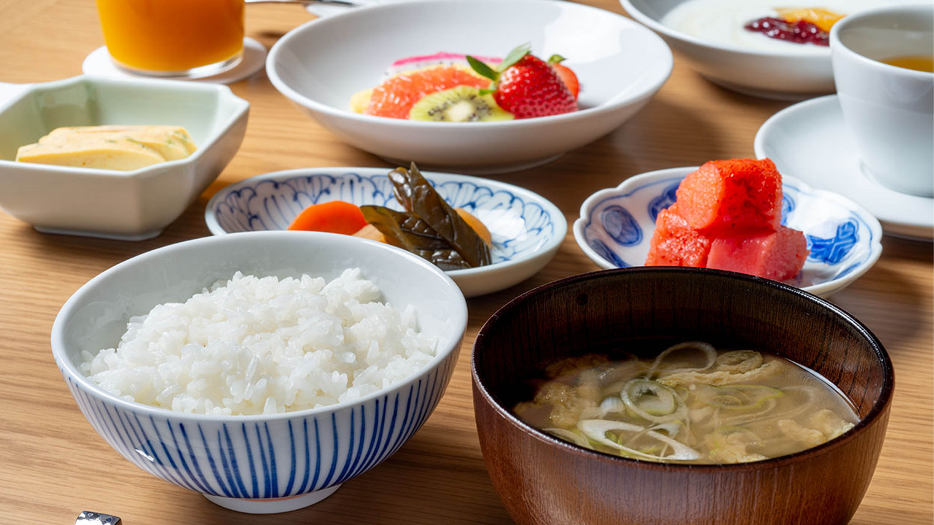 【朝食ビュッフェ】ごはんとお味噌汁に、お魚や和惣菜。和食もご準備しております。（イメージ）