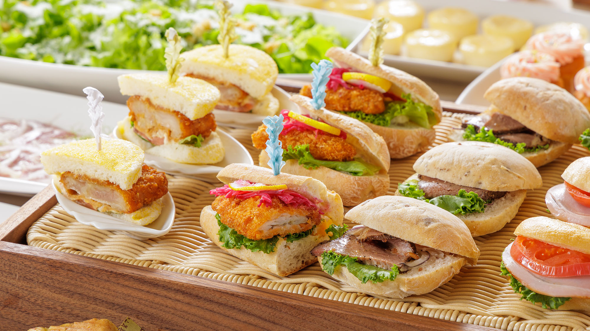 朝食ビュッフェ：シェフ特製のミニハンバーガーやサンド。どれにするか迷ってしまうかも(イメージ)