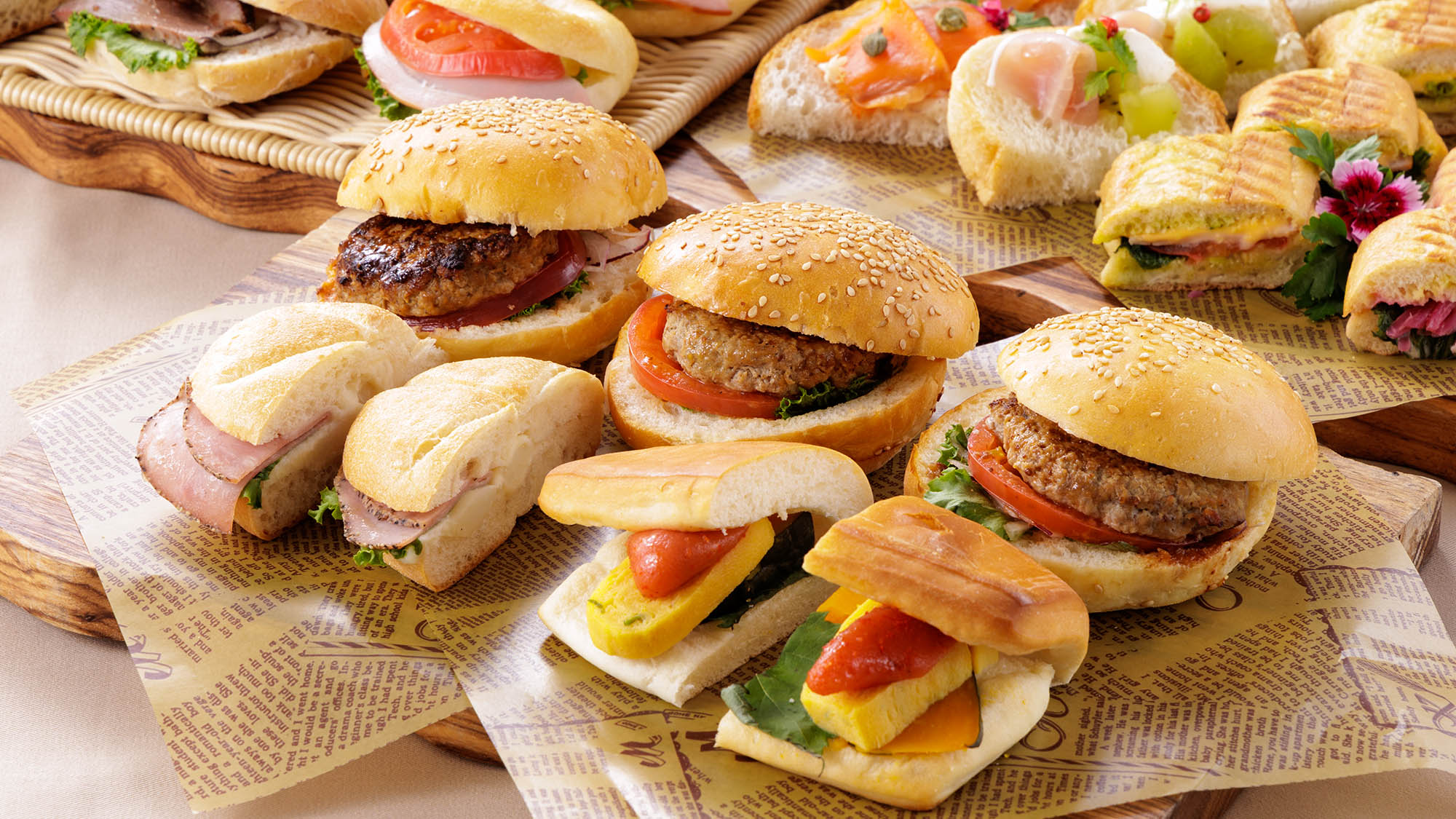 朝食ビュッフェ：シェフ特製のミニハンバーガーやサンド。どれにするか迷ってしまうかも(イメージ)