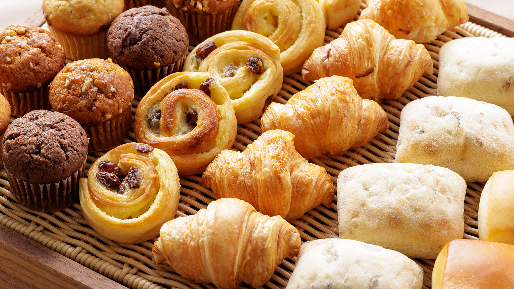 朝食ビュッフェ：ホテルで食べるパンは特別！はちみつやバター、ジャムを添えて（イメージ）