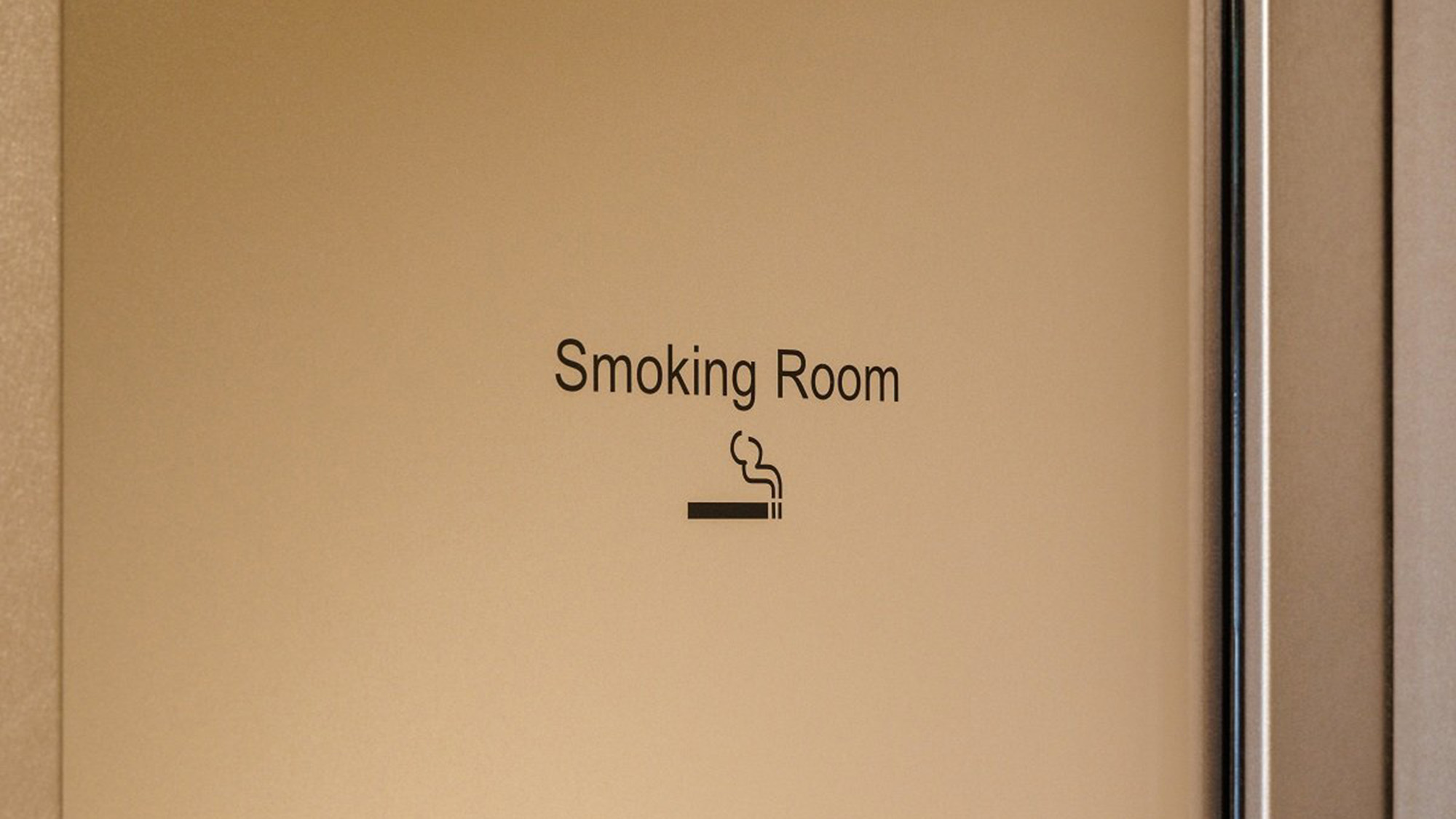 各客室フロアに喫煙ブースがございます。（客室内は全室禁煙）