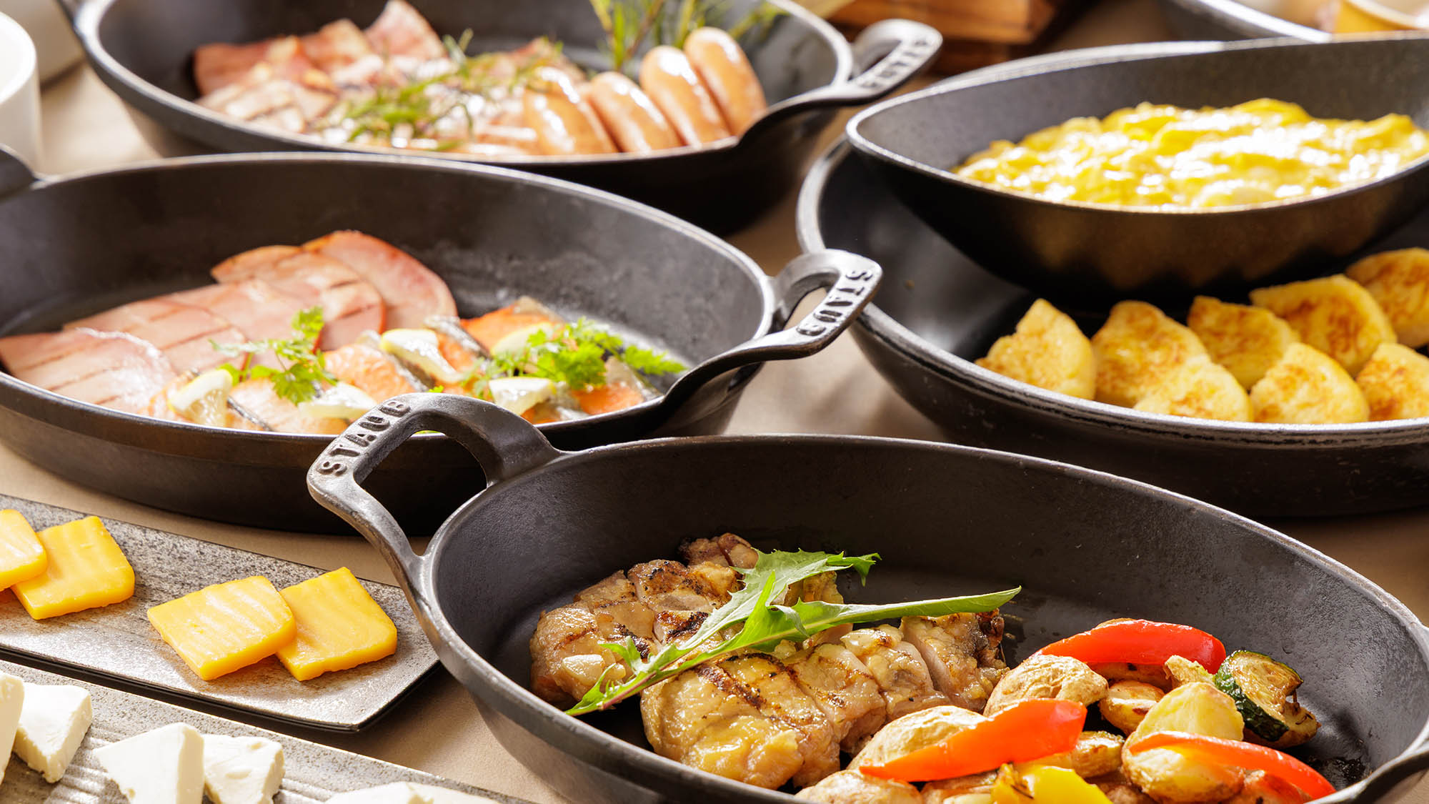 朝食ビュッフェ：溶岩石で焼き上げたジューシーなグリル料理（イメージ）