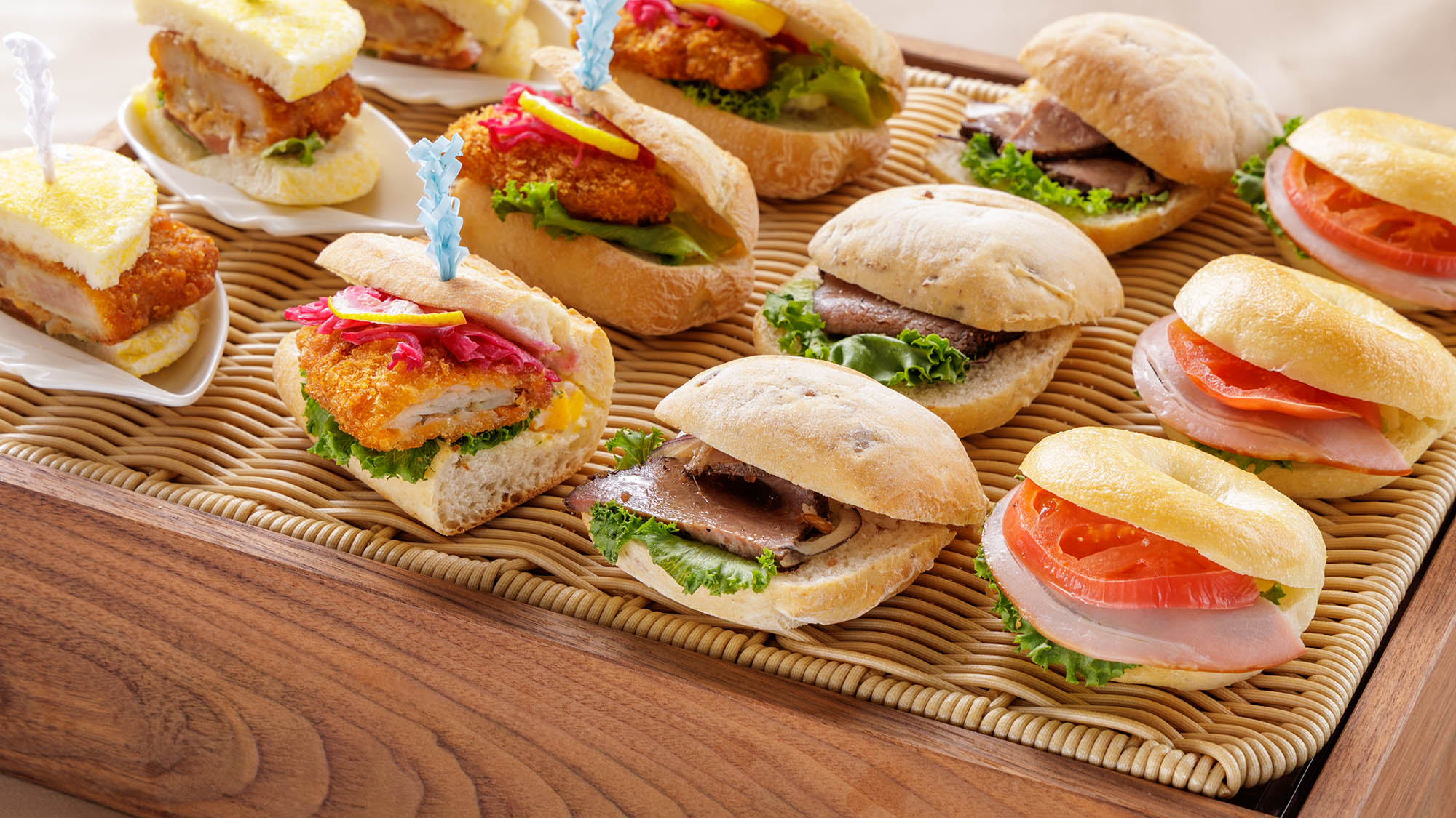 朝食ビュッフェ：シェフ特製のミニハンバーガーやサンド。どれにするか迷ってしまうかも(イメージ)