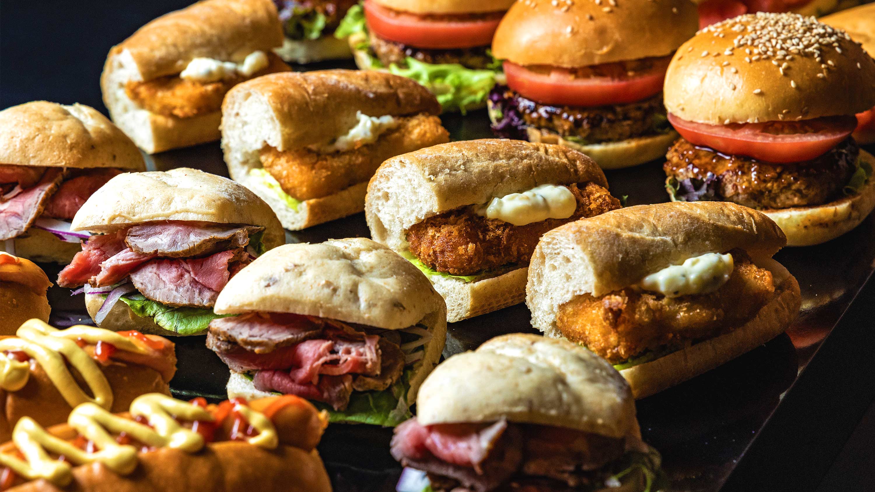 【朝食ビュッフェ】シェフ特製のミニハンバーガーやサンド。どれにするか迷ってしまうかも(イメージ)