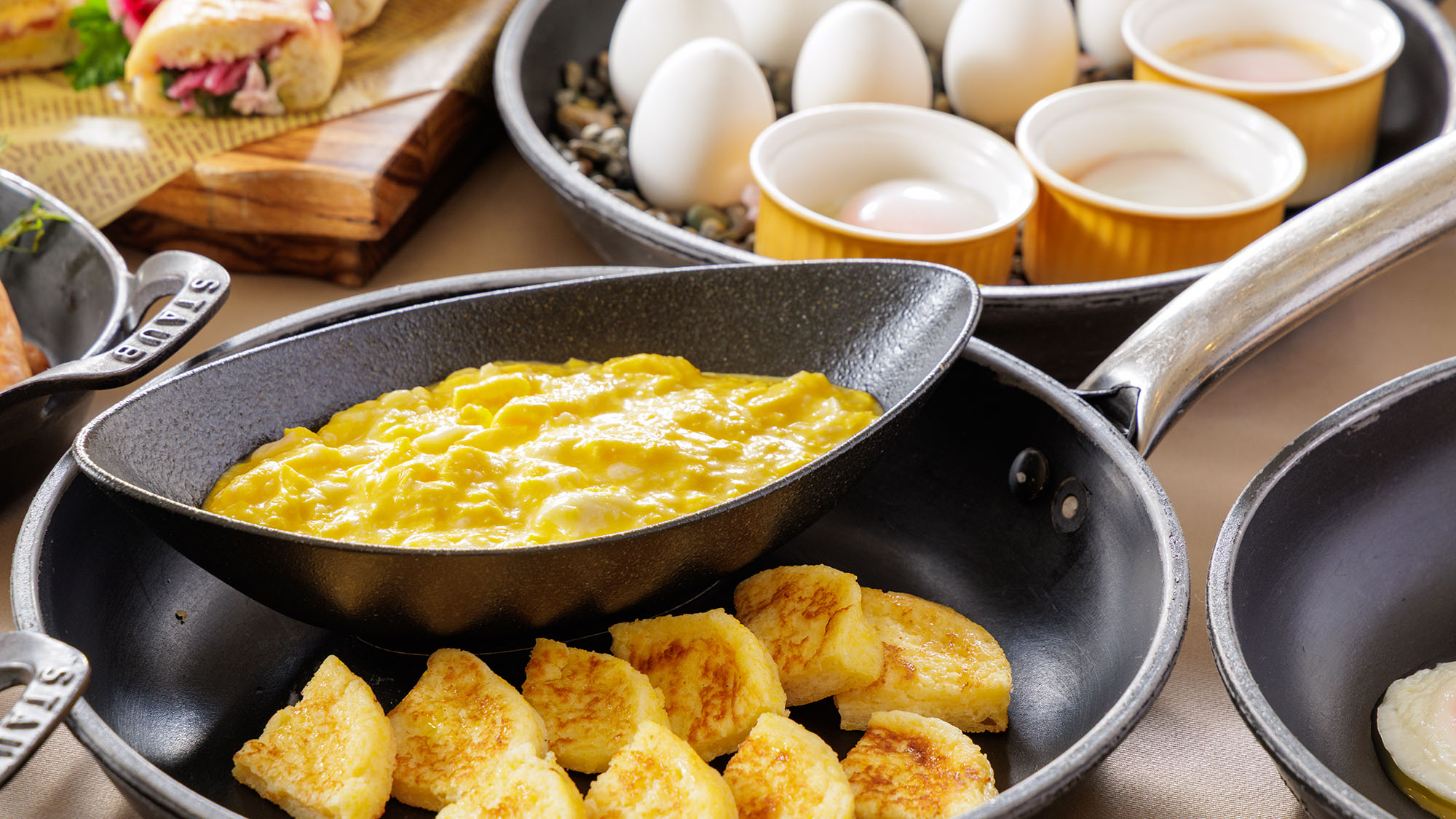 朝食ビュッフェ：スクランブルエッグやボイルドエッグ、フライドエッグなどたまご料理もご用意(イメージ)