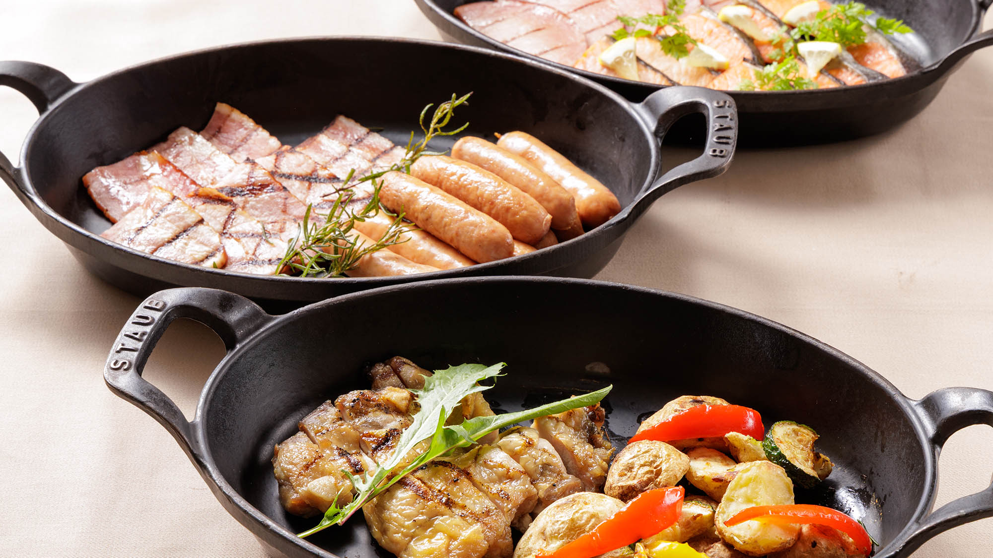 朝食ビュッフェ：溶岩石で焼き上げたジューシーなグリル料理（イメージ）