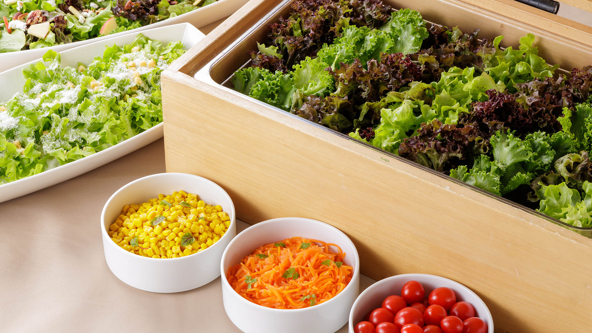 朝食ビュッフェ：新鮮な野菜にお好きなトッピングとドレッシングでオリジナルサラダを（イメージ）