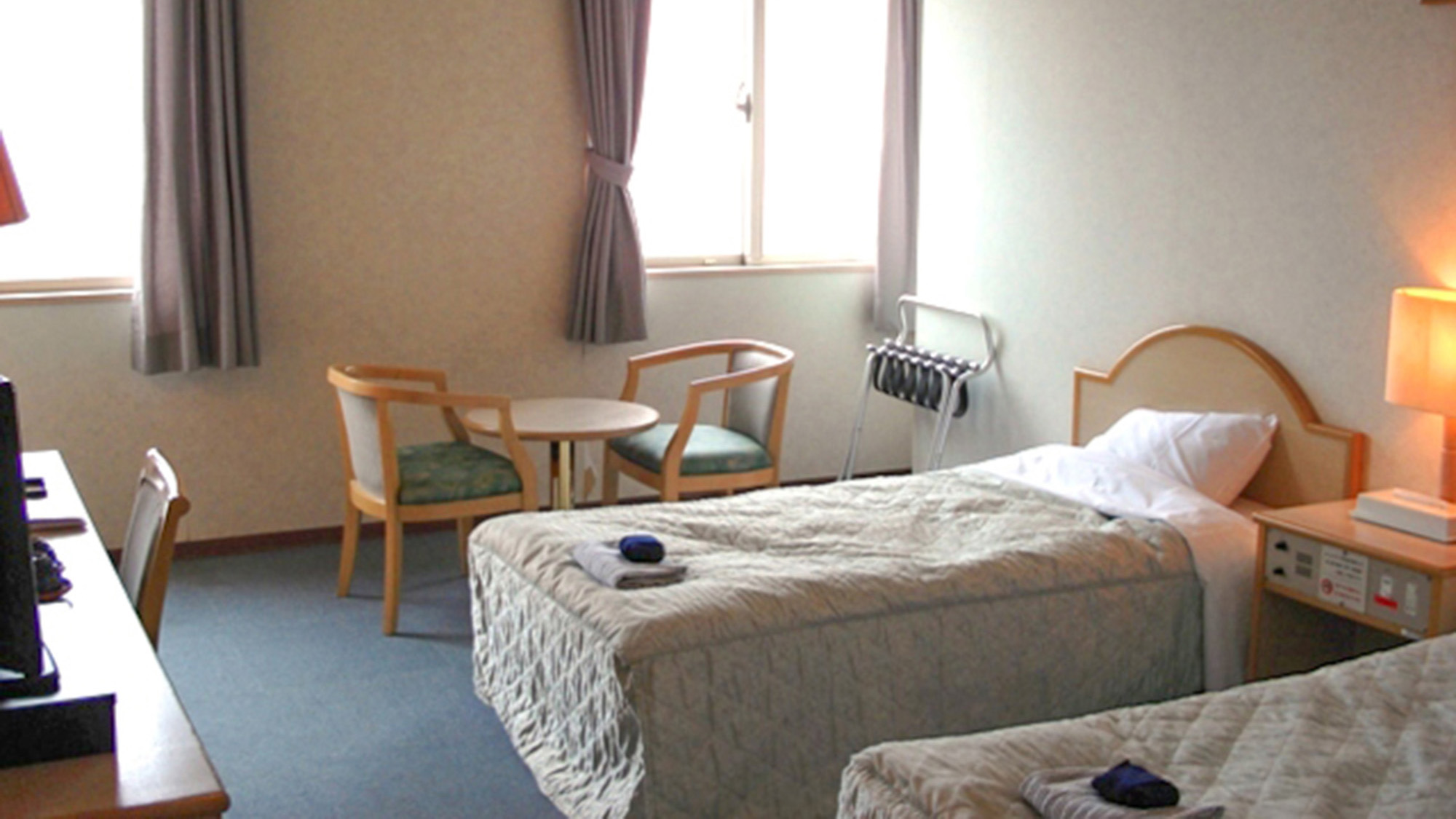 ・【ツインルーム】明るく開放的なお部屋。窓から差し込む光が心地よい、快適な空間をご提供します