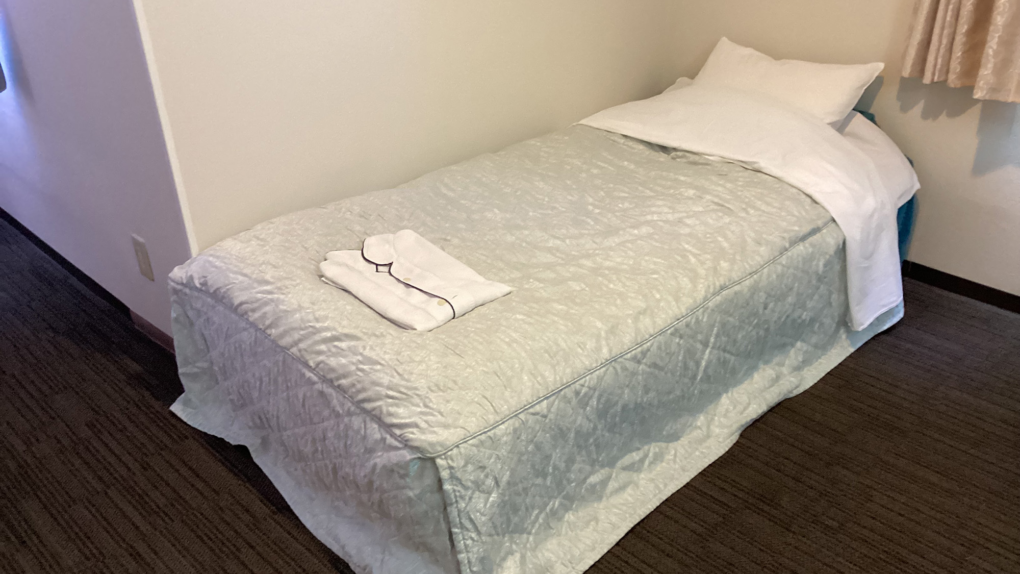 ・【トリプルルーム】3名様でご利用時はソファベッドをベッドに展開。快適な眠りをご提供いたします