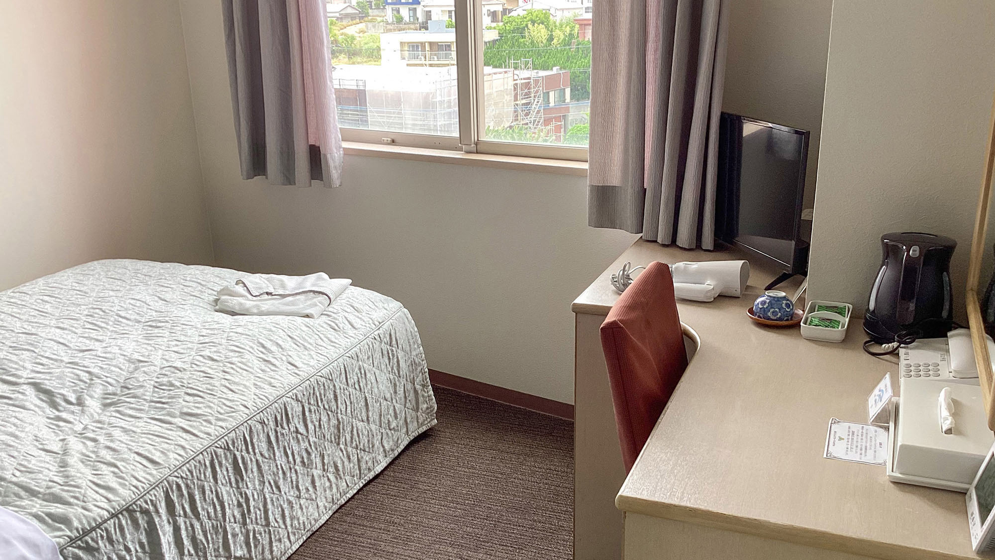 ・【シングルルーム】大きめの窓があり、明るく光が差し込む解放感のあるお部屋です