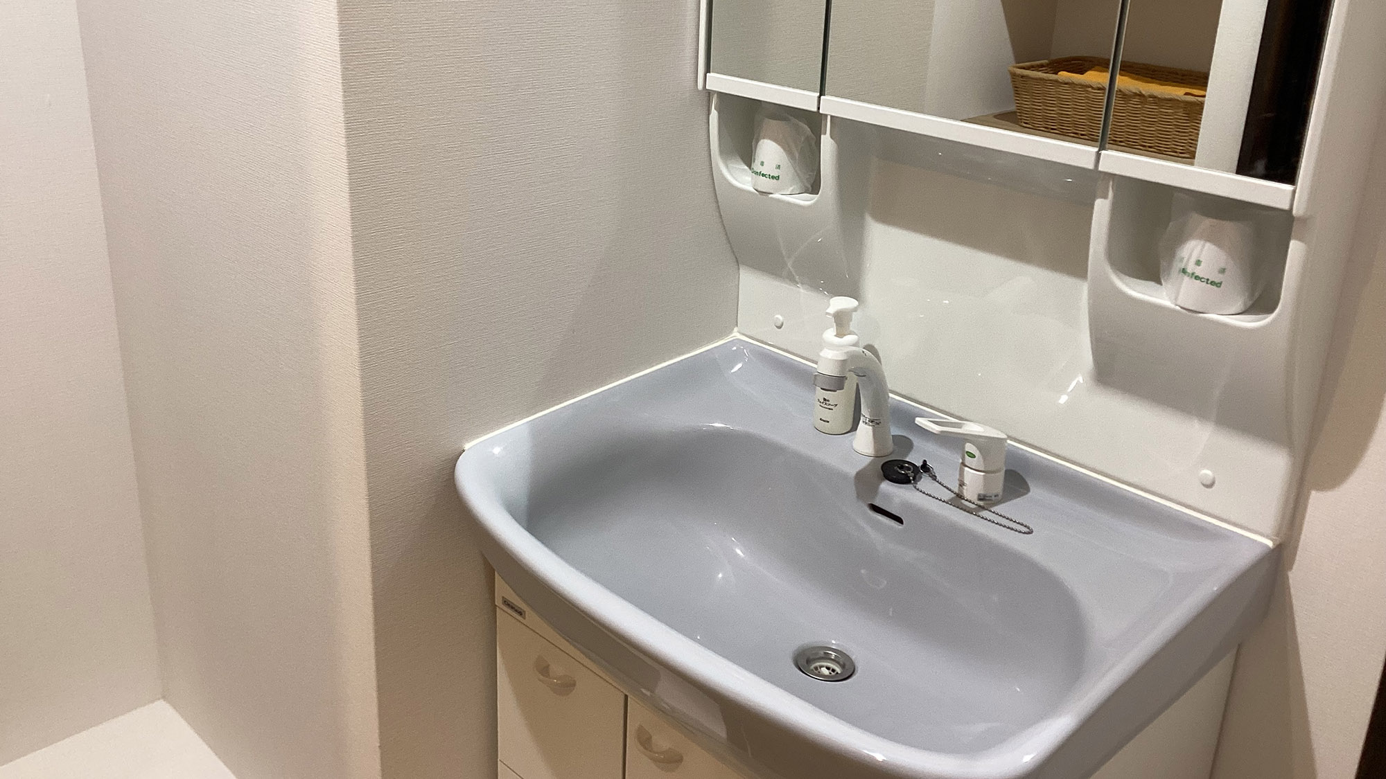 ・【シングルスイート／洗面所】広々とした鏡と十分なスペースで、朝の身支度もスムーズに