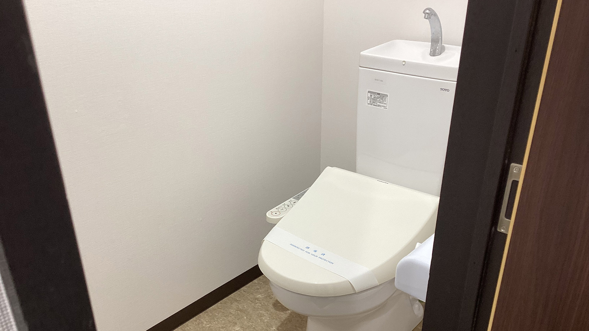 ・【シングルスイート／トイレ】トイレは温水洗浄機能付き。快適にご利用いただけます