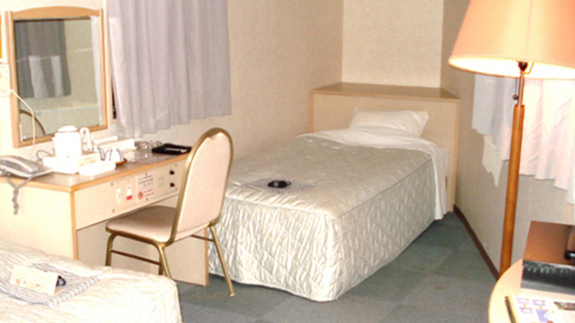 ・【ツインルーム】デスクスペースも完備。ちょっとした作業やビジネス利用にも困らない最適な環境です