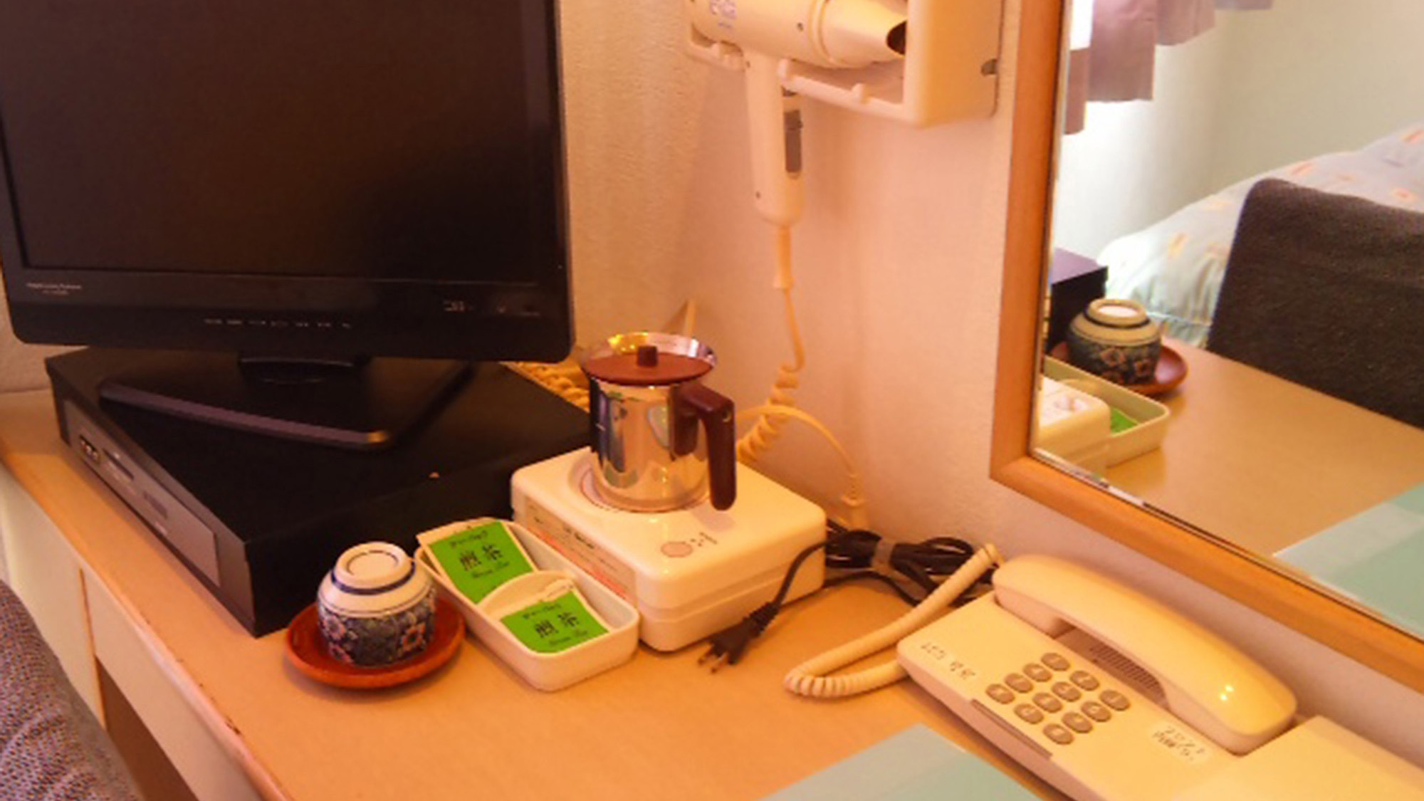 ・【シングルルーム】充実したアメニティと設備。快適なベッドと落ち着いた空間で、心安らぐひとときを