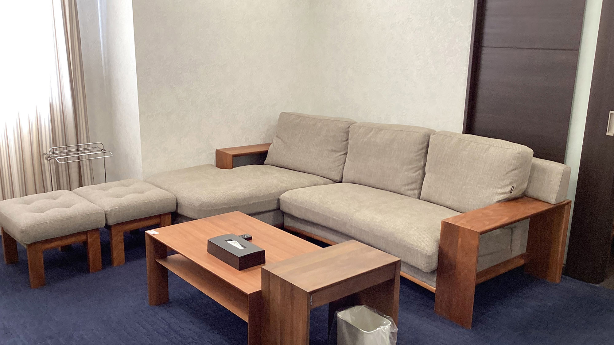 ・【デラックスツインルーム】大きめのソファに腰掛けながら、お連れ様との会話をお楽しみください