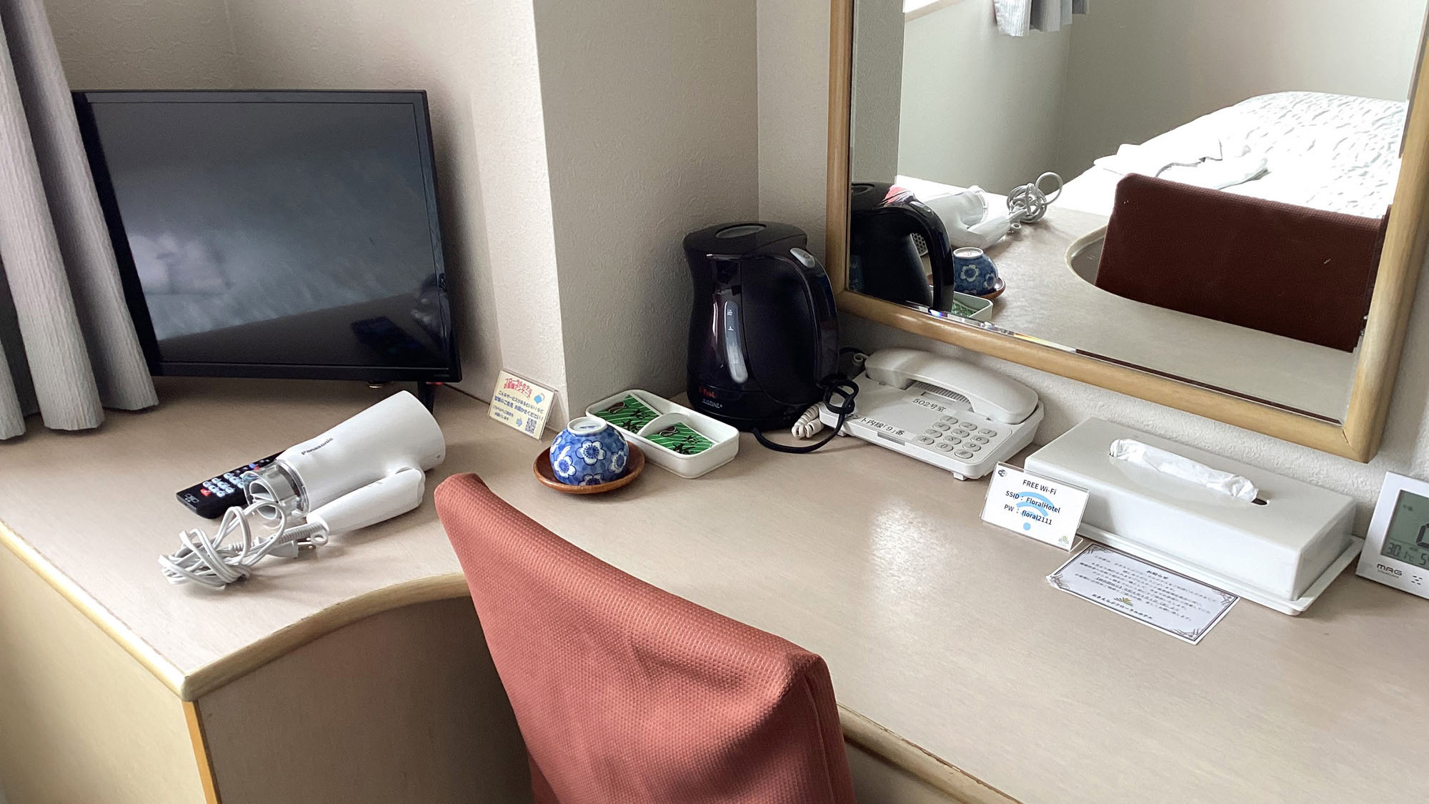 ・【シングルルーム】ちょっとした作業にぴったりなデスクがございます。読書やお仕事にご利用ください