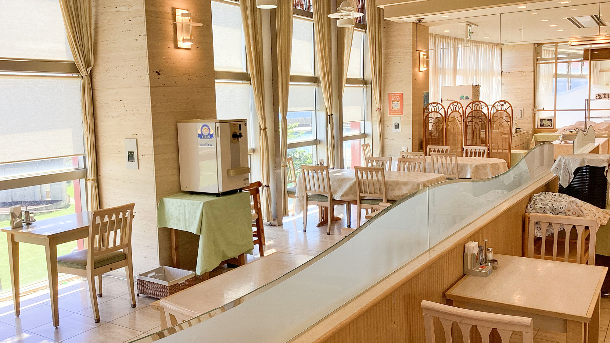 ・【レストラン】大きな窓から柔らかな光が差し込む、明るく落ち着いた心地よい雰囲気です