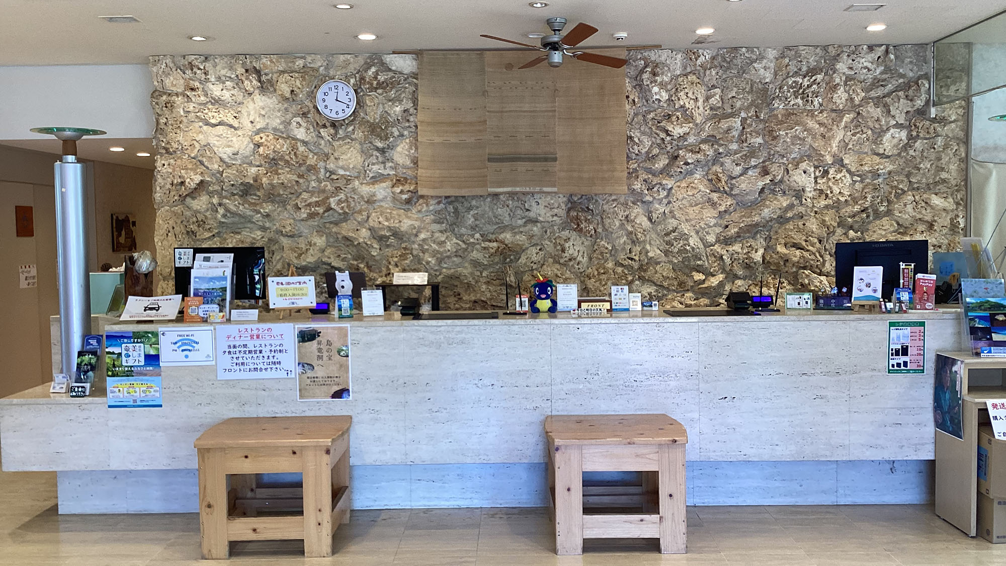 ・【フロント】明るいフロントがお客様をお出迎え。心身ともにリラックスする時間を当館でお過ごしください