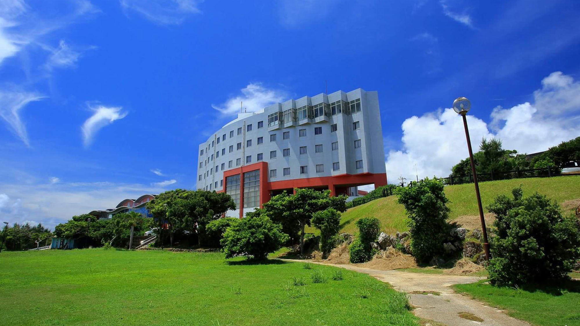 ・【外観】沖縄良部島の最南端・知名町に立地。目の前には太平洋が広がる絶好のロケーションです