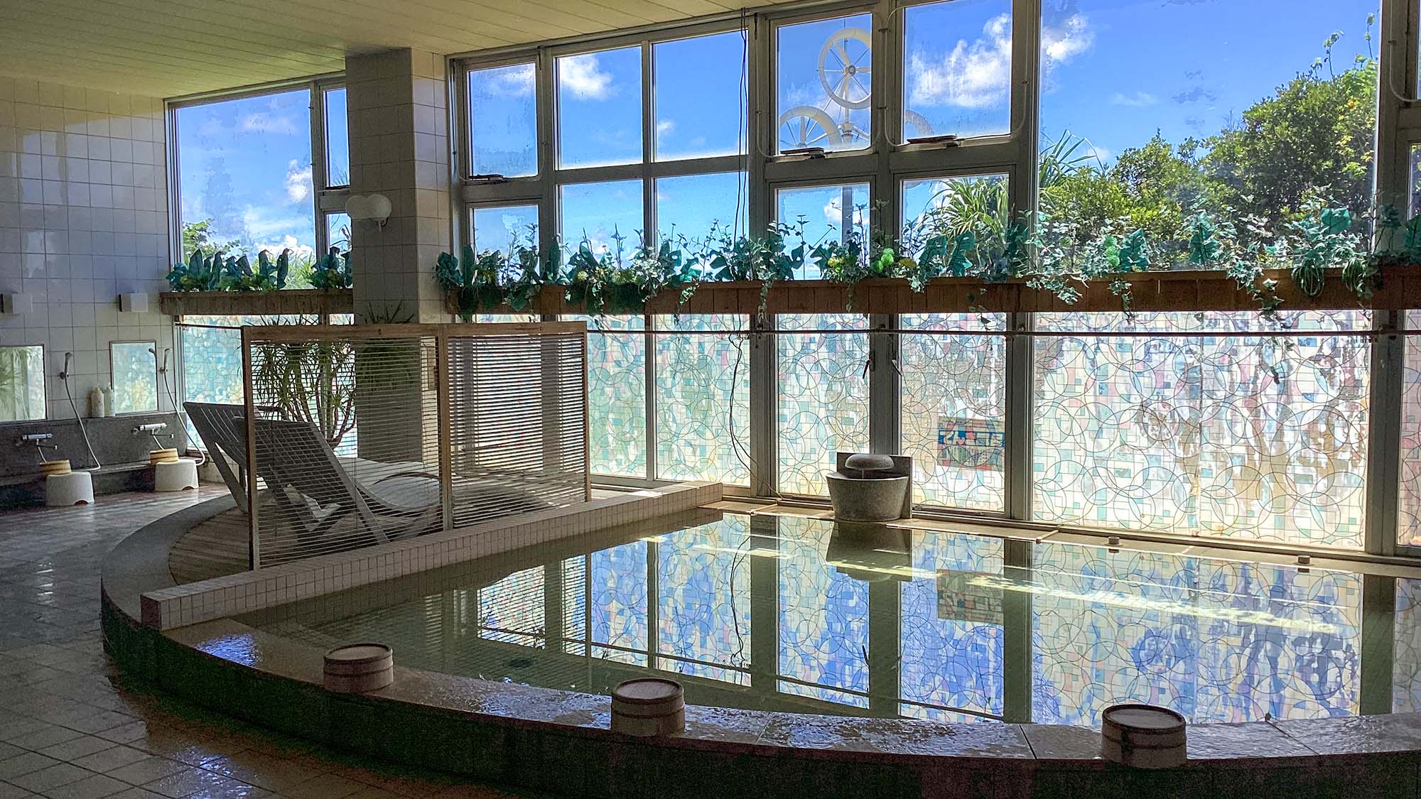 ・【大浴場】豊かな自然を望む大浴場。ゆったりと湯に浸かる贅沢な時間をお過ごしください