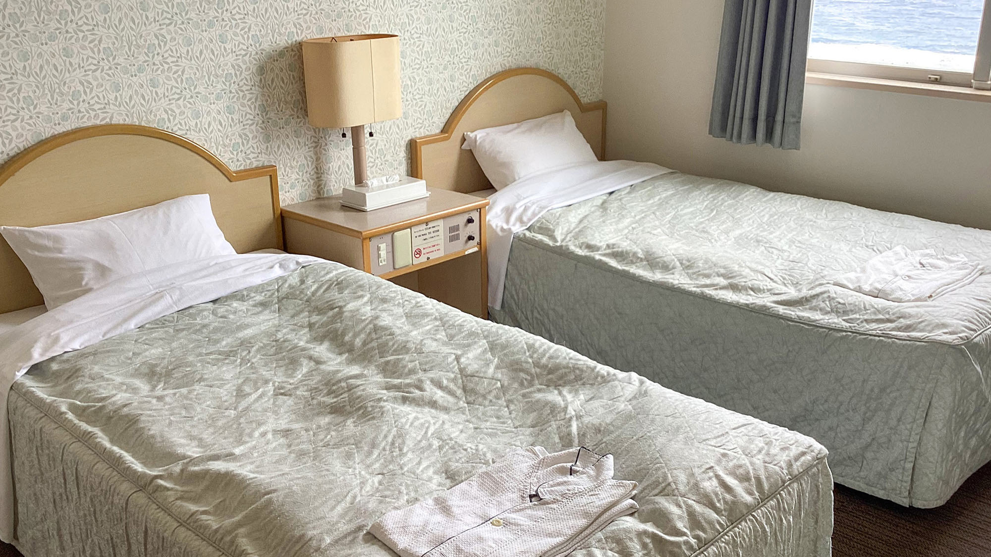 ・【ツインルーム】レトロで味のある照明。お部屋の温かい雰囲気をより一層引き立てます