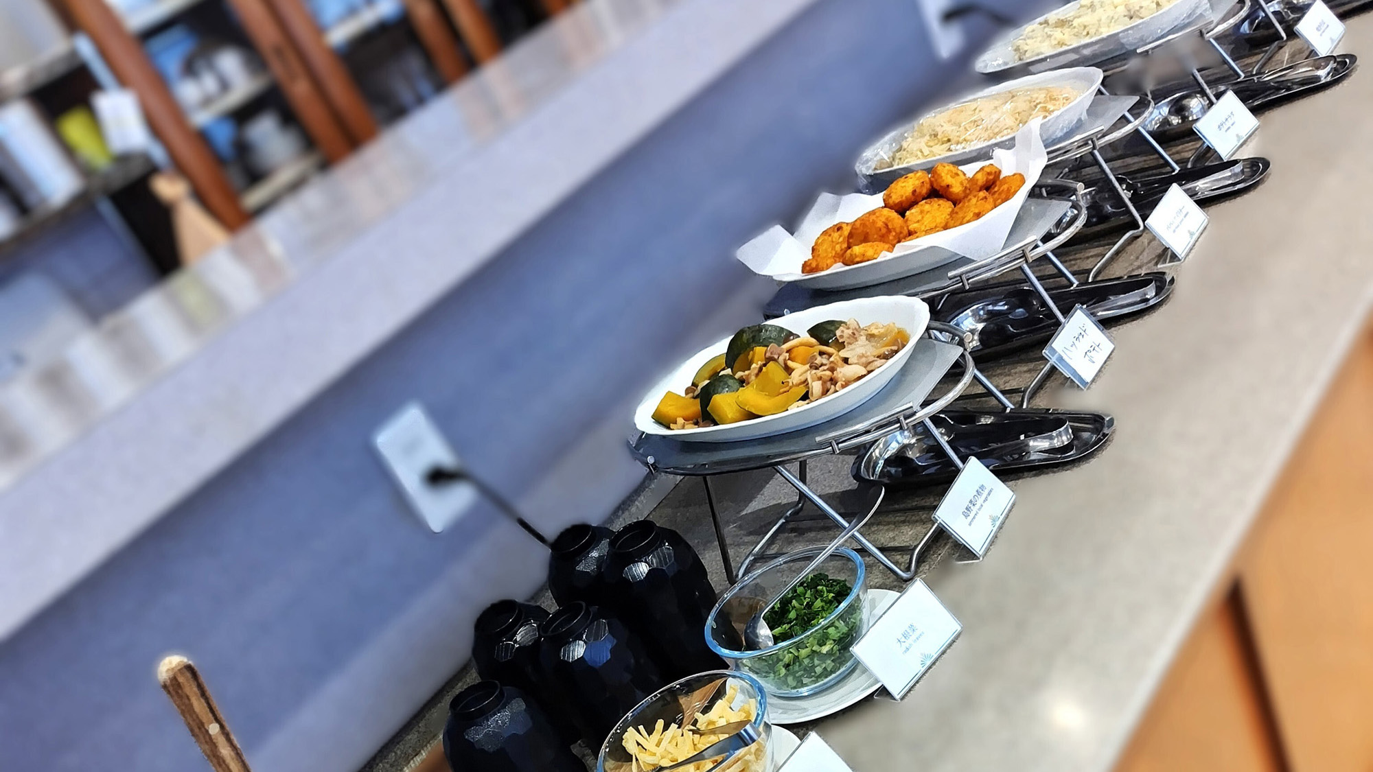 ・【朝食】南の島ならではの海の幸をつかった料理をたくさんお召し上がりいただけます