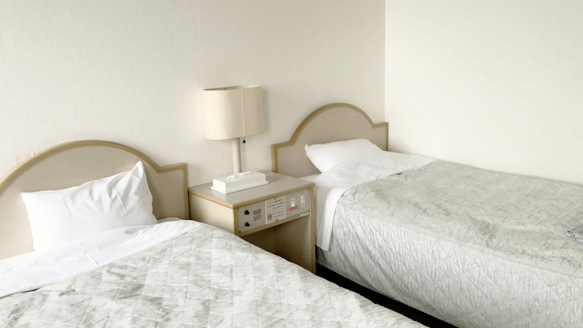 ・【ツインルーム】清潔感あふれる室内。快適なベッドと必要な設備が揃い、快適な旅をサポートします