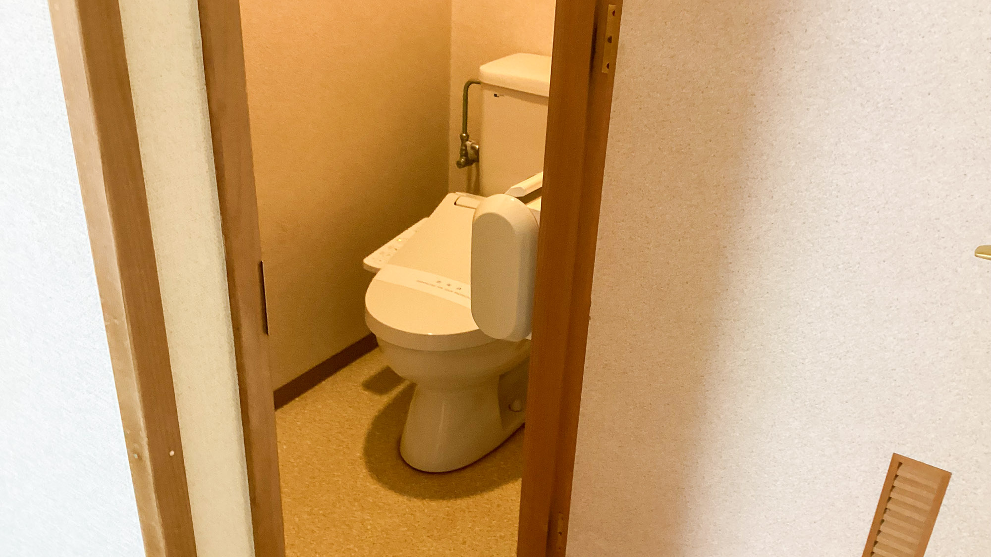 ・【和室／トイレ】温水洗浄便座付きのトイレ。プライベート空間で気兼ねなくご利用いただけます