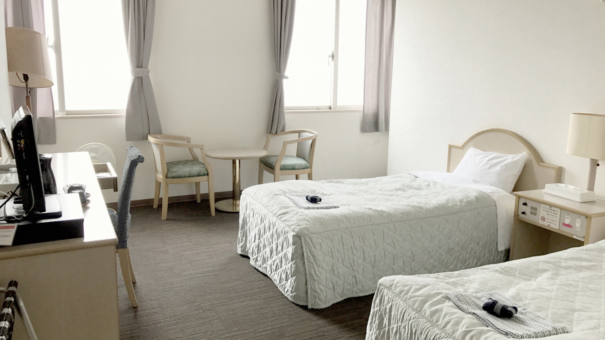 ・【ツインルーム】心地よい時間を過ごす、ゆとりある室内。旅の思い出を語り合い、お寛ぎください