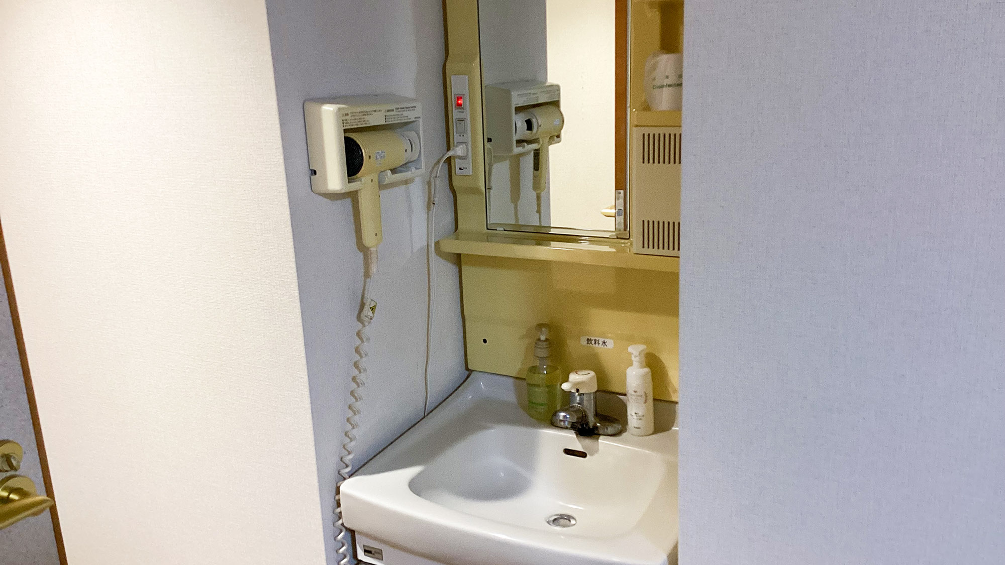 ・【和室／洗面所】快適な朝の始まりを。広々とした洗面台と十分な採光で、気持ちの良い身支度を