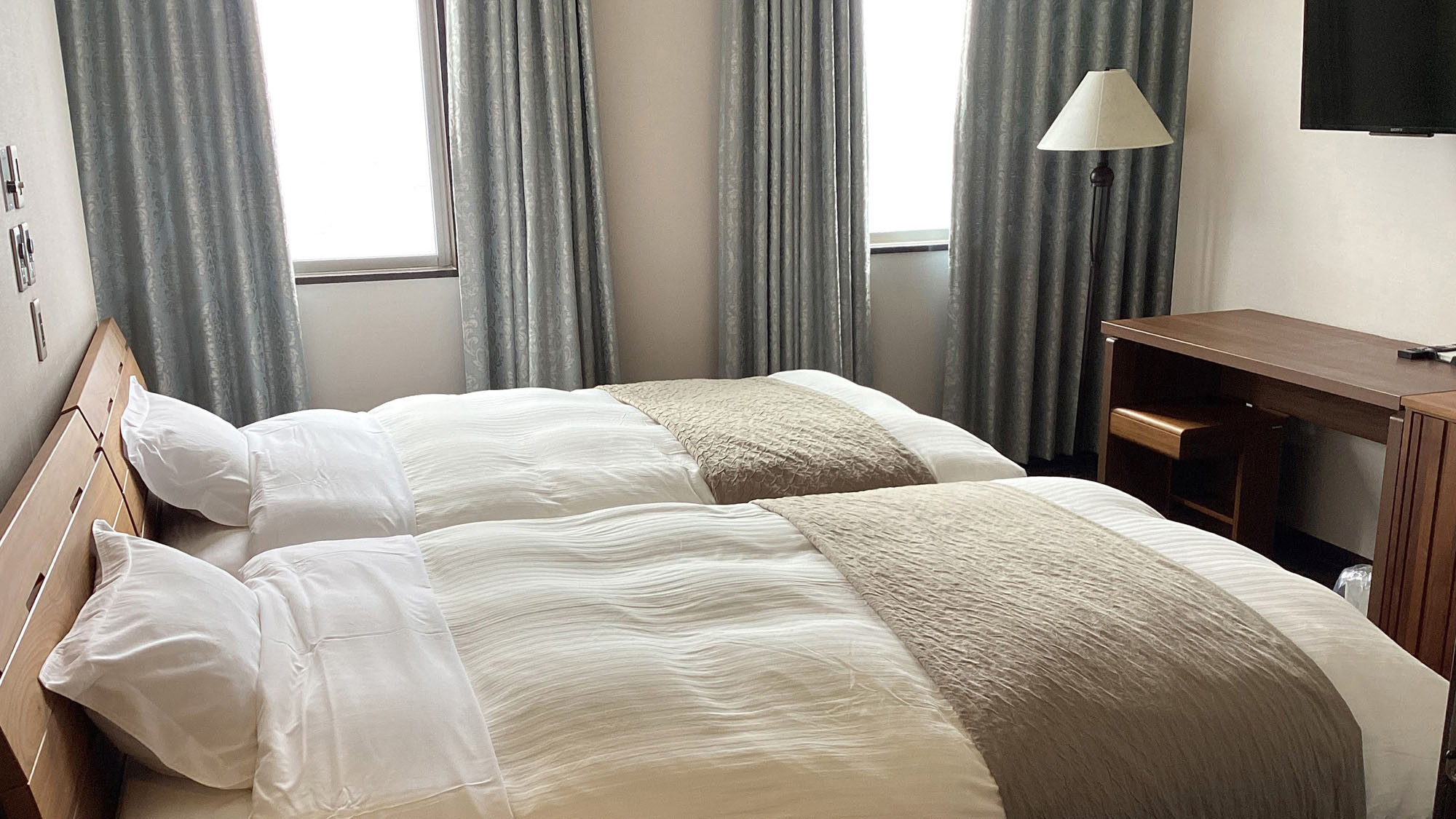 ・【デラックスツインルーム】シングルベッド2台設置。広々としたお部屋で開放感があります